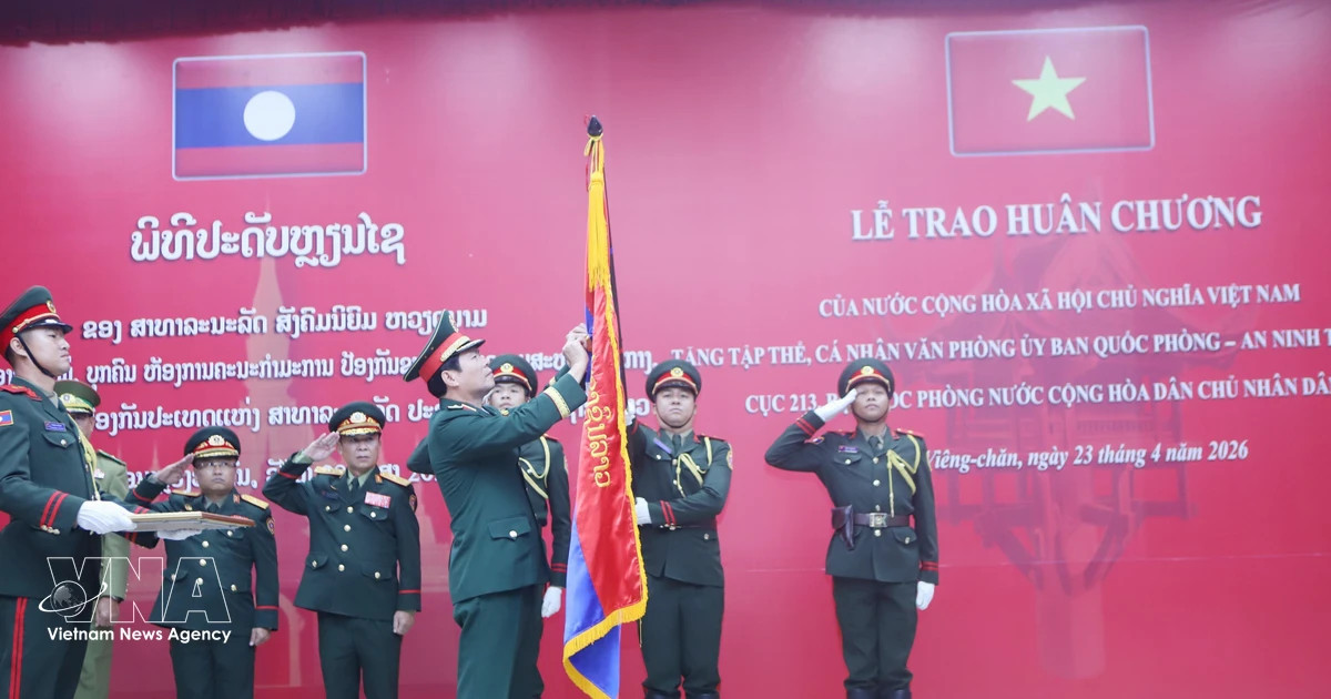 Lao military collectives, individuals honoured with Vietnamese rewards