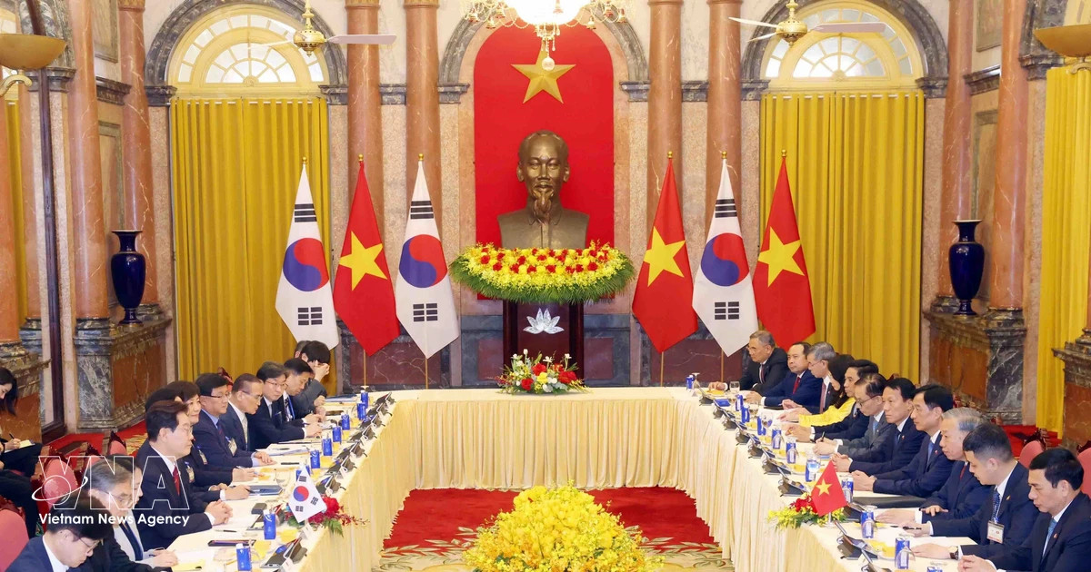 Top leader holds talks with RoK President in Hanoi