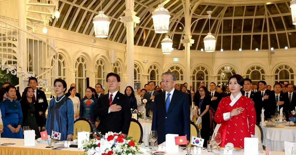 Top leader hosts banquet for RoK President