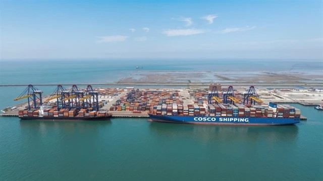 Hai Phong port receives ultra-large container vessel
