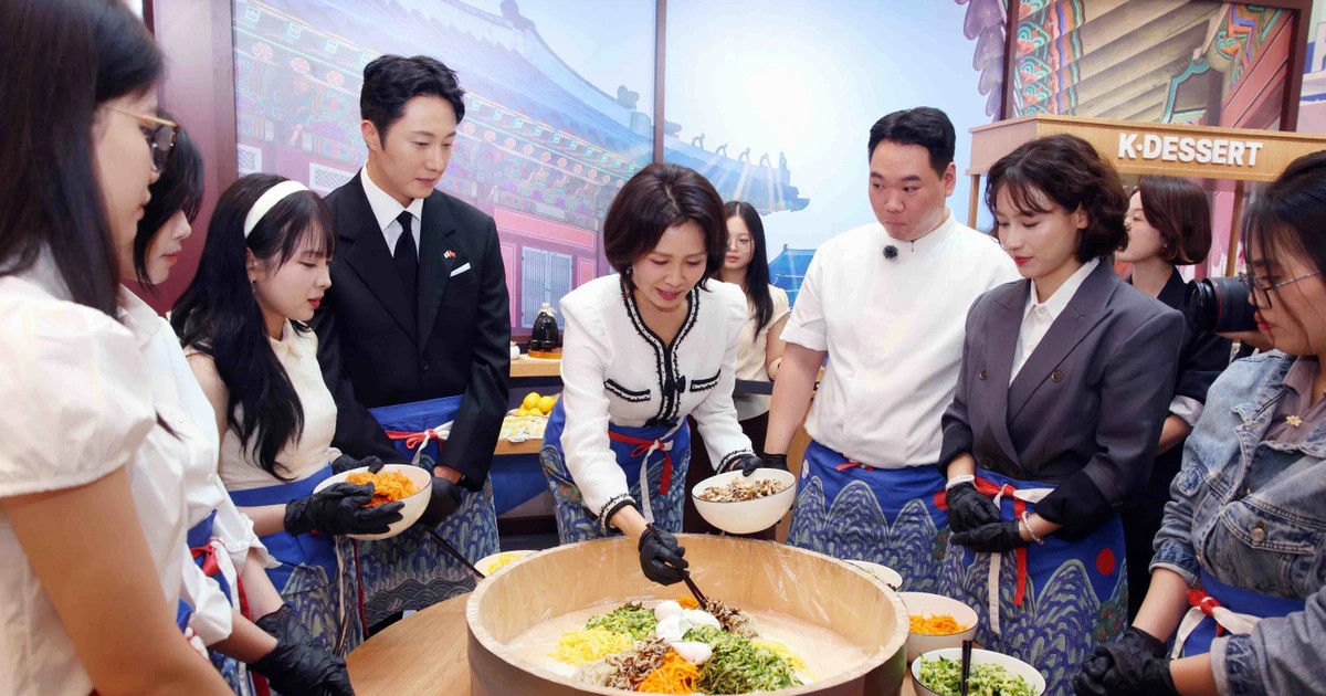 RoK First Lady experiences Korea Culture and Tourism Festival in Vietnam