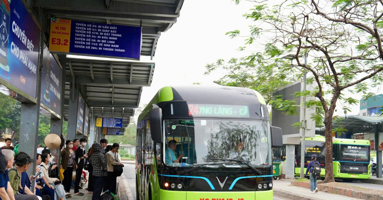 Seven days of free bus and metro travel announced in Hanoi