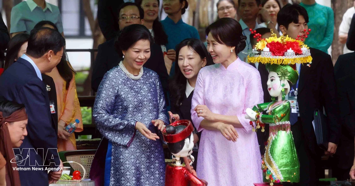 Vietnamese, Korean First Ladies visit Vietnam Museum of Ethnology