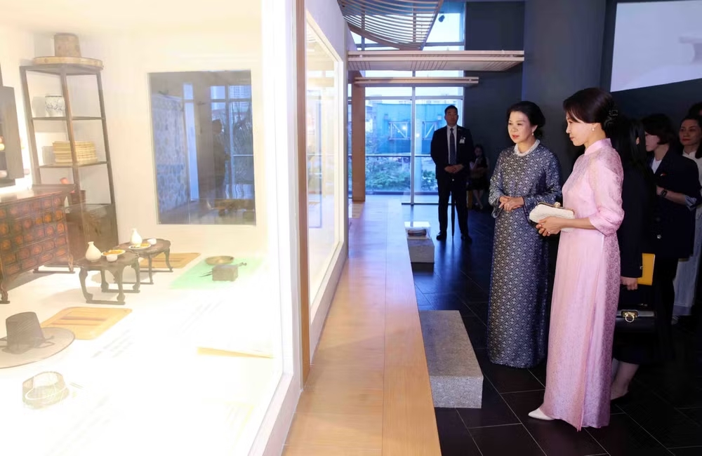 vnanet-potal-phu-nhan-tong-bi-thu-chu-tich-nuoc-va-phu-nhan-tong-thong-han-quoc-tham-quan-bao-tang-dan-toc-hoc-viet-nam-8720595.jpg