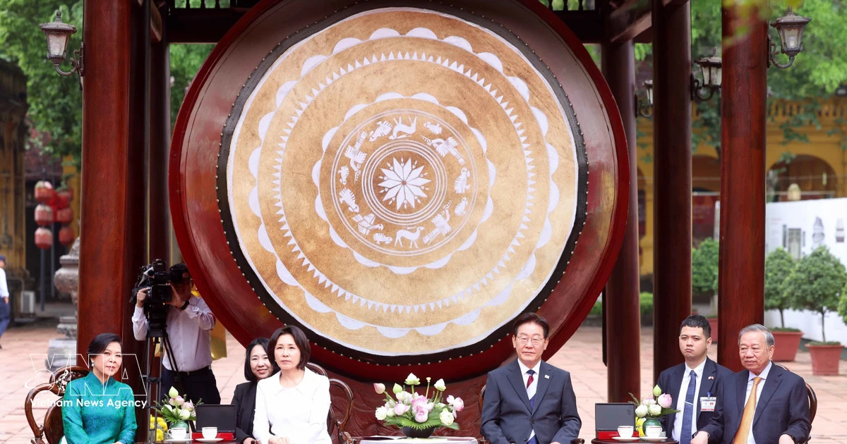 Top leader hosts friendship program for Korean President at Thang Long Citadel