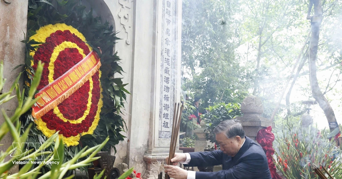 Top leader offers incense in commemoration of Hung Kings in Phu Tho