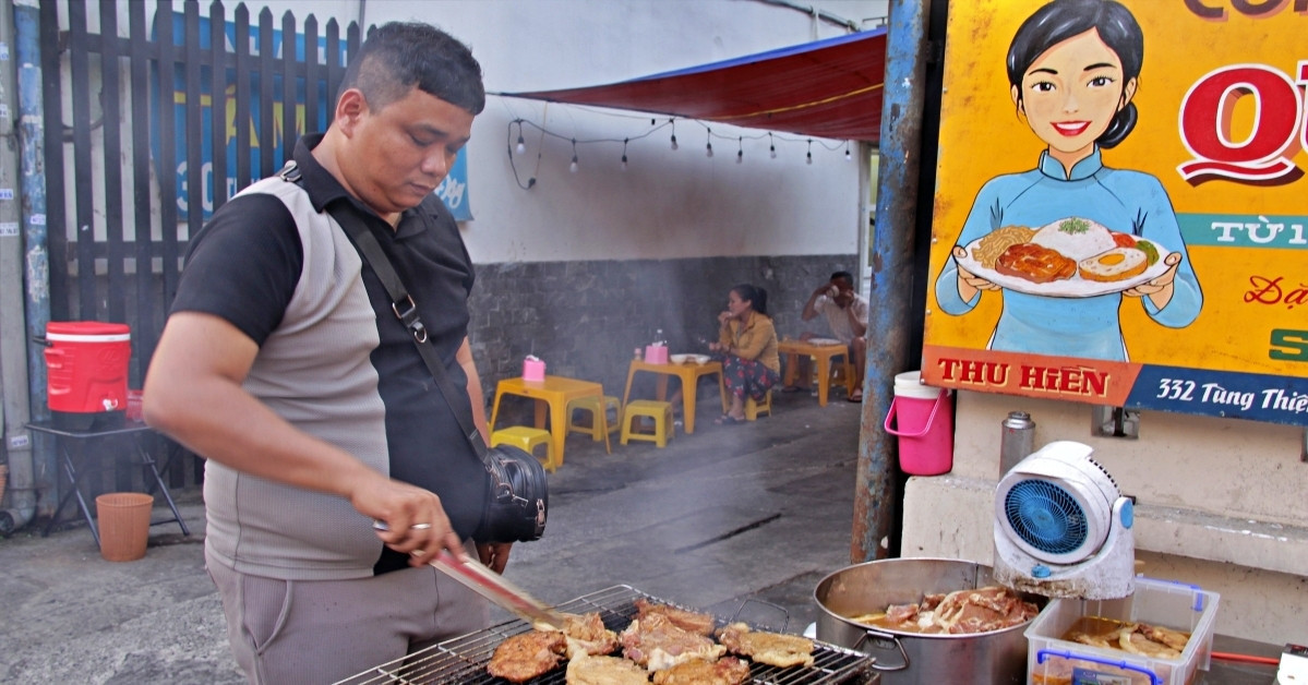 Son leaves corporate job to revive mother’s humble rice stall