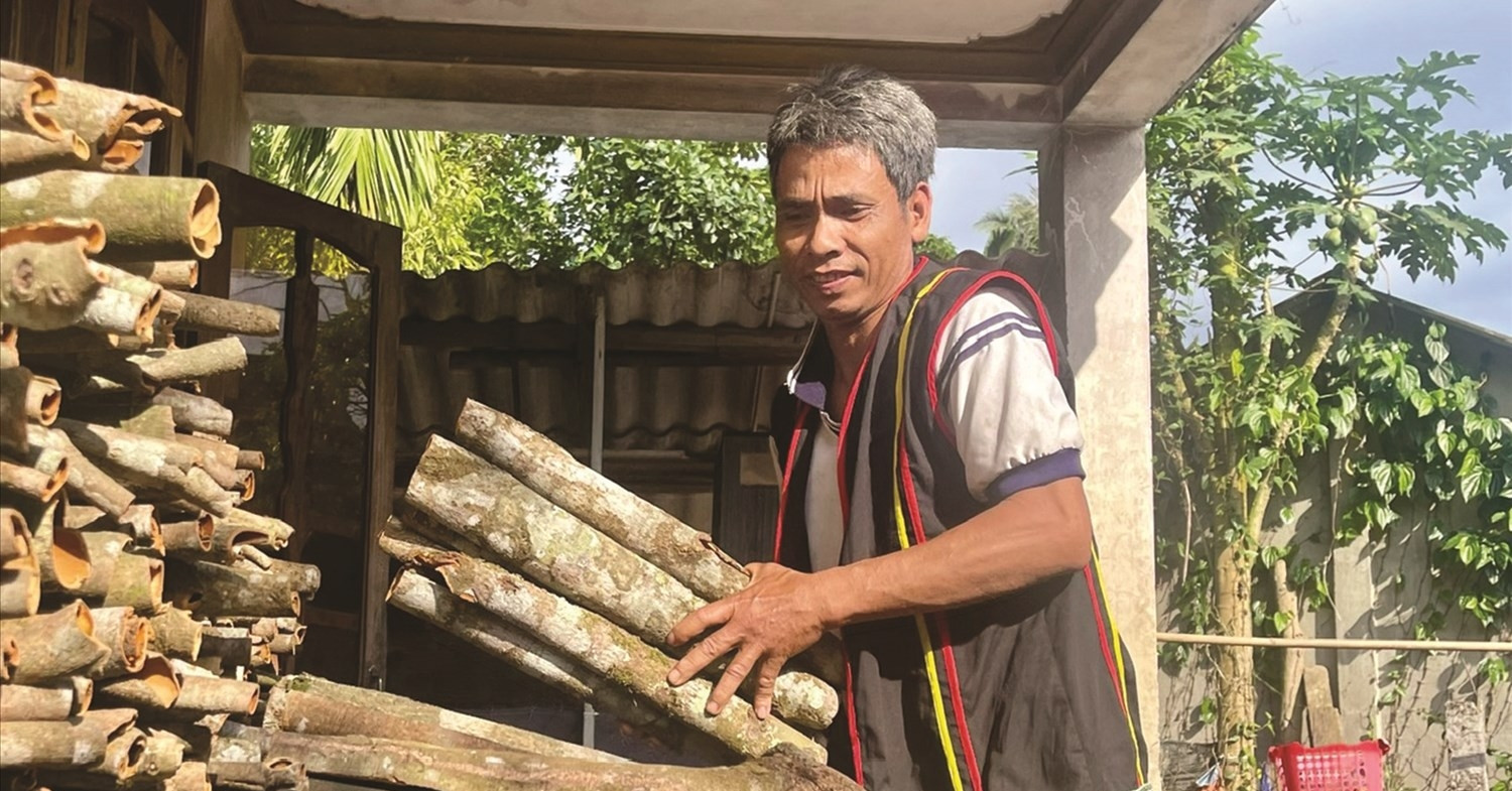 Village elders of the Co people preserve culture and lead change