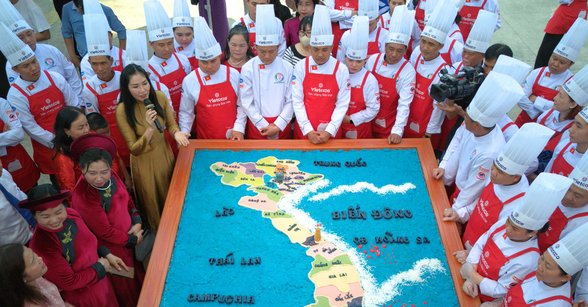 103 chefs craft Vietnam’s largest coconut sticky rice map