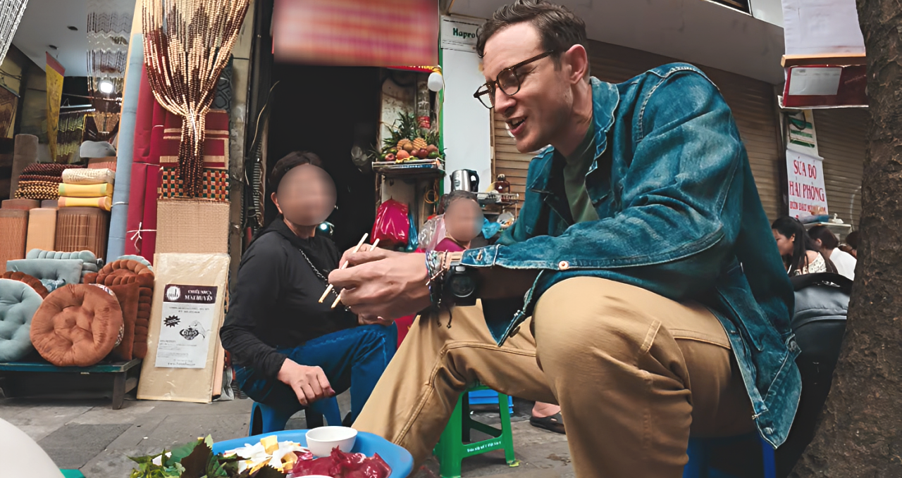Hanoi’s red jellyfish dish stuns foreign traveler with its texture and taste