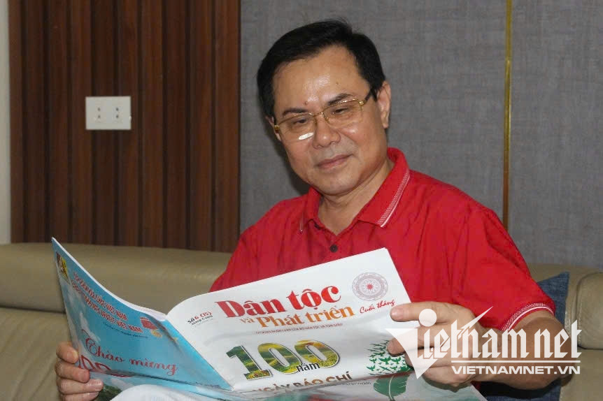 W-Mặc dù đã nghỉ hưu nhưng ông Ngọc vẫn thường xuyên theo dõi thông tin, tin tức vùng đồng bào DTTS qua báo đài.jpg