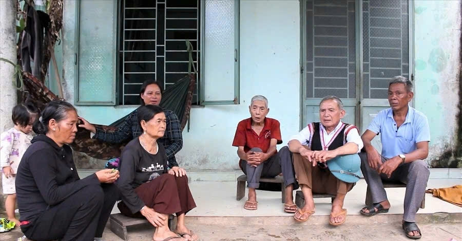 The people who carry hope across mountain villages