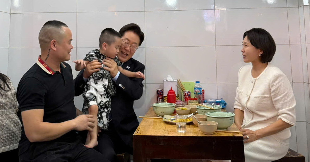 When world leaders sit down for street-side pho