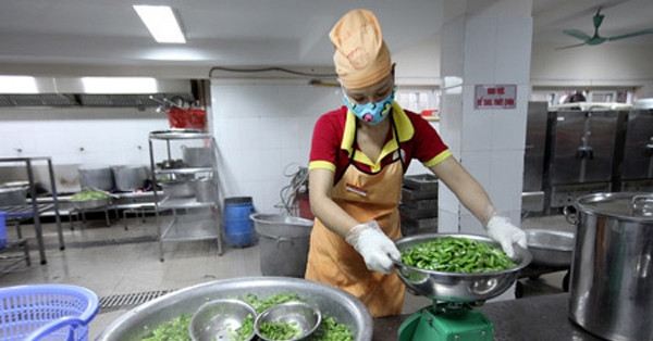 Health ministry orders urgent checks on mass kitchens in Hanoi and Ninh Binh