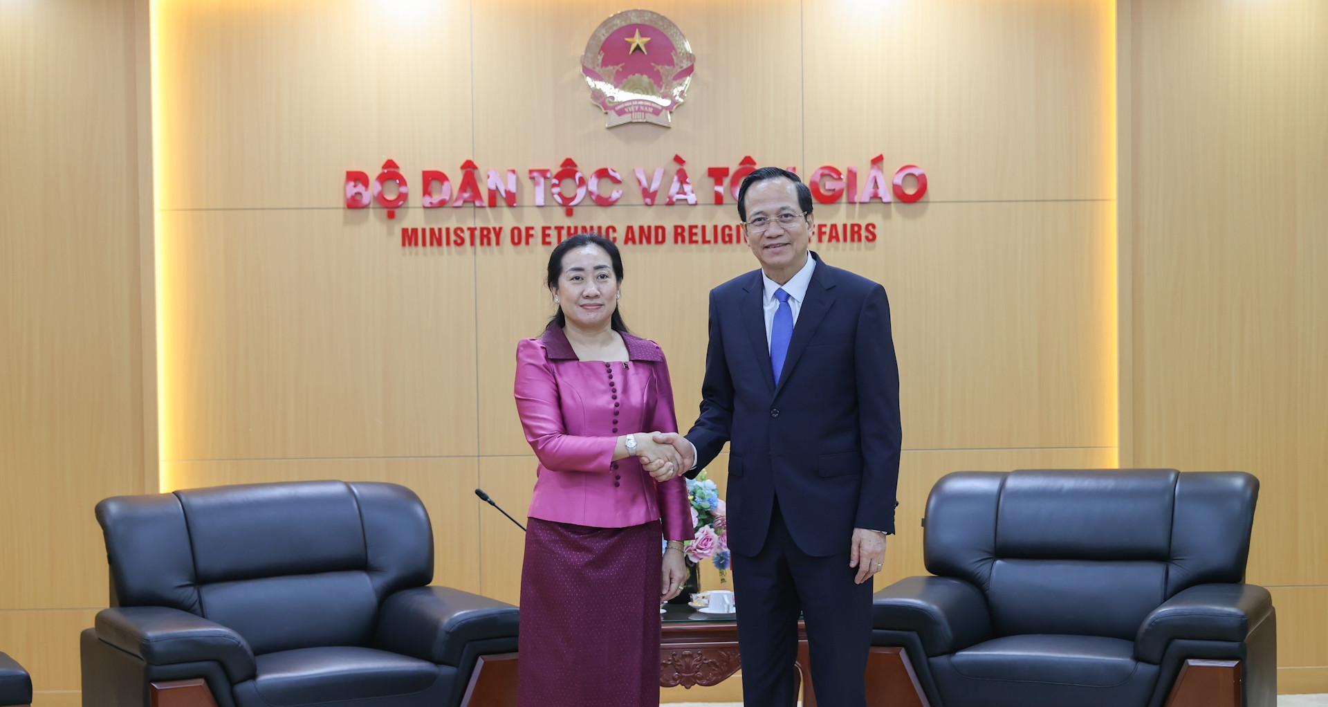 Minister Dao Ngoc Dung receives Cambodian Ambassador Touch Sopharath