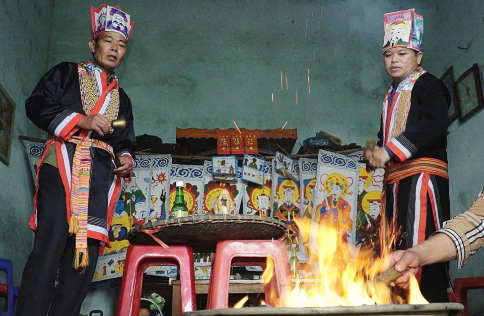 cac nghe nhan phuc dung nghi le mo cua rung 2062.jpg