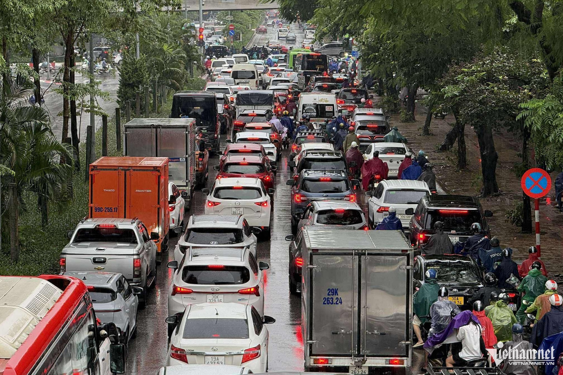 traffic jams hanoi.jpg