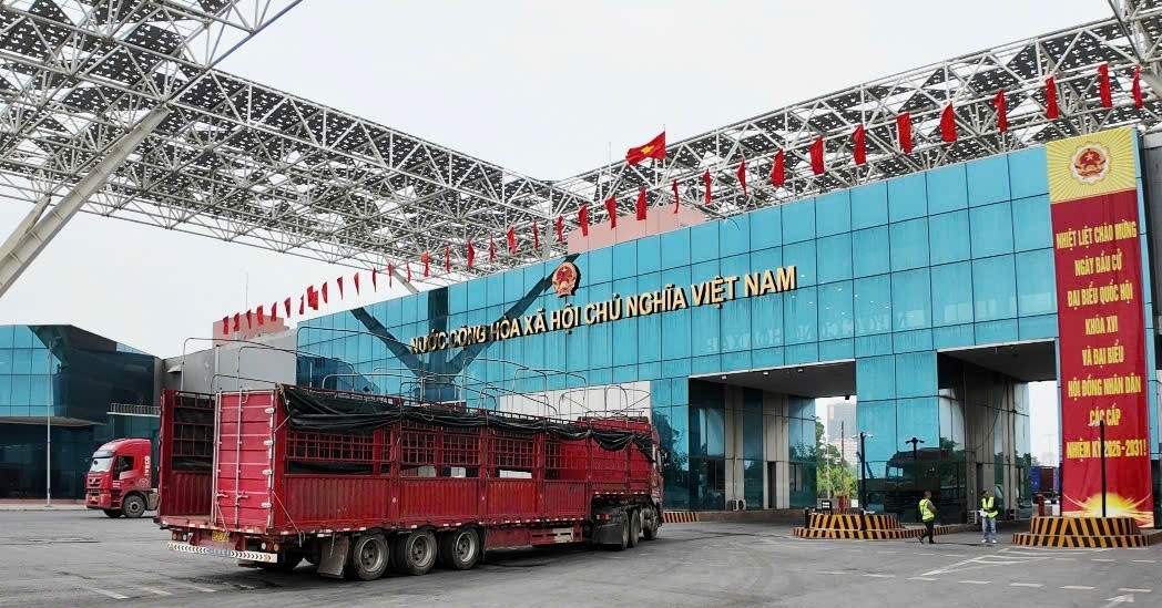 Weekend customs pilot fuels trade surge at Mong Cai border