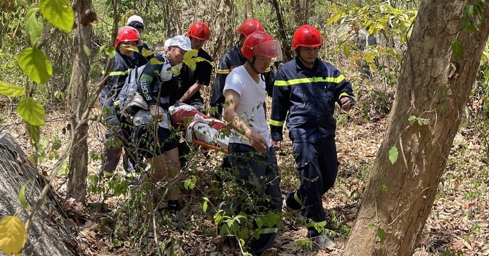 Foreign tourist rescued after accident on mountain trail