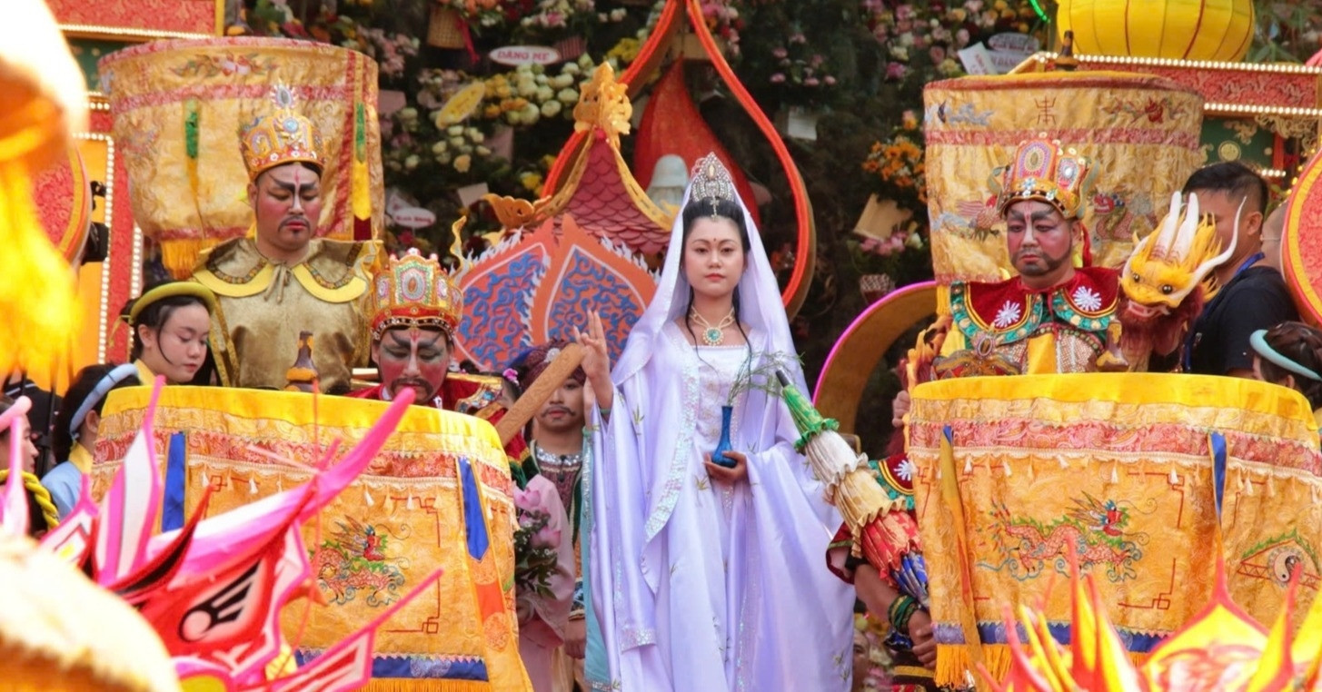 Thousands gather at Quan The Am festival in Da Nang