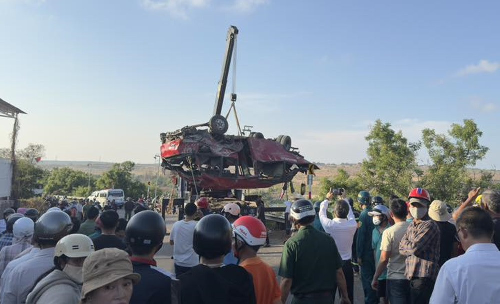 Hiện trường xe khách lao xuống vực khiến 4 người chết, 12 người bị thương.1.jpg