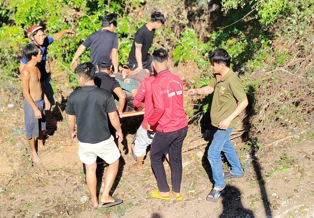 Hiện trường xe khách lao xuống vực khiến 4 người chết, 12 người bị thương.7.jpg