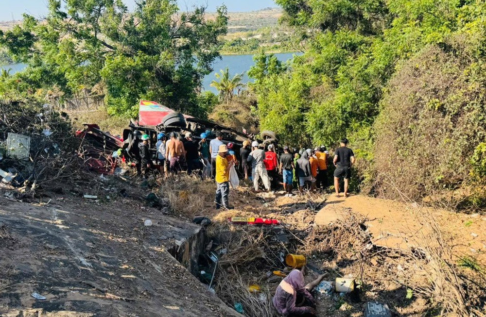 Hiện trường xe khách lao xuống vực khiến 4 người chết, 12 người bị thương..jpg