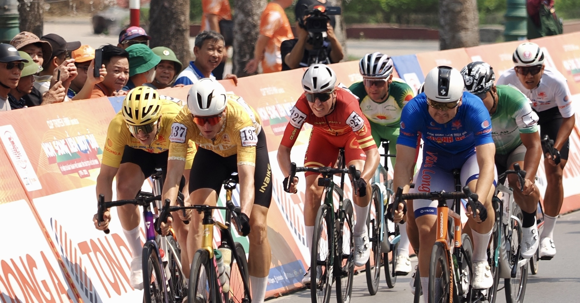 Popov dominates sprint to win stage 6 of HCMC cycling cup