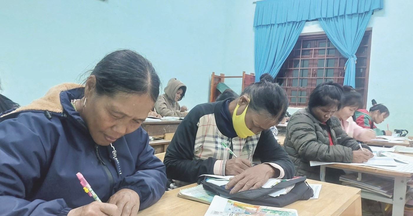 At 72, a Ta Oi woman returns to school to learn to read