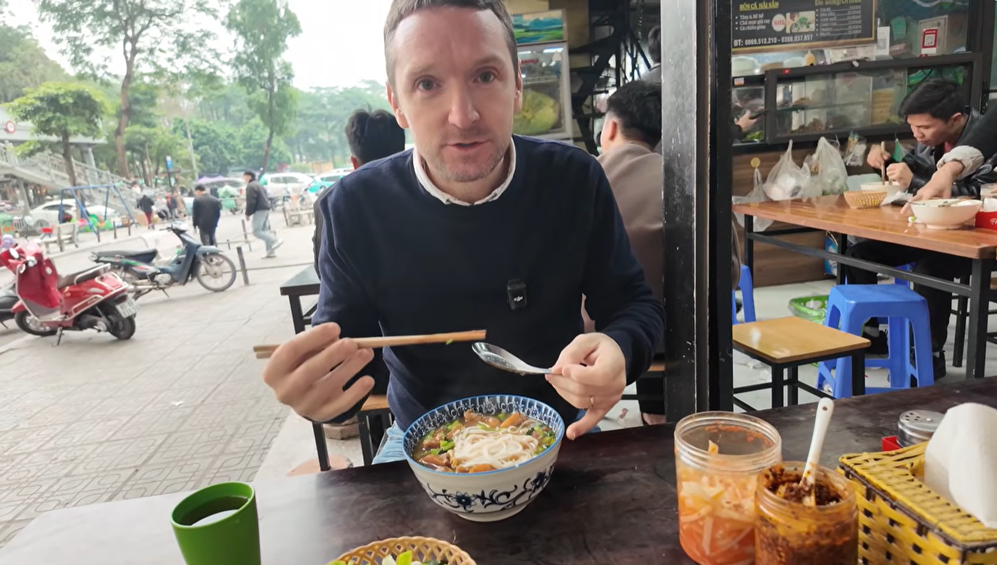 khách tây thử bún cá cay.png