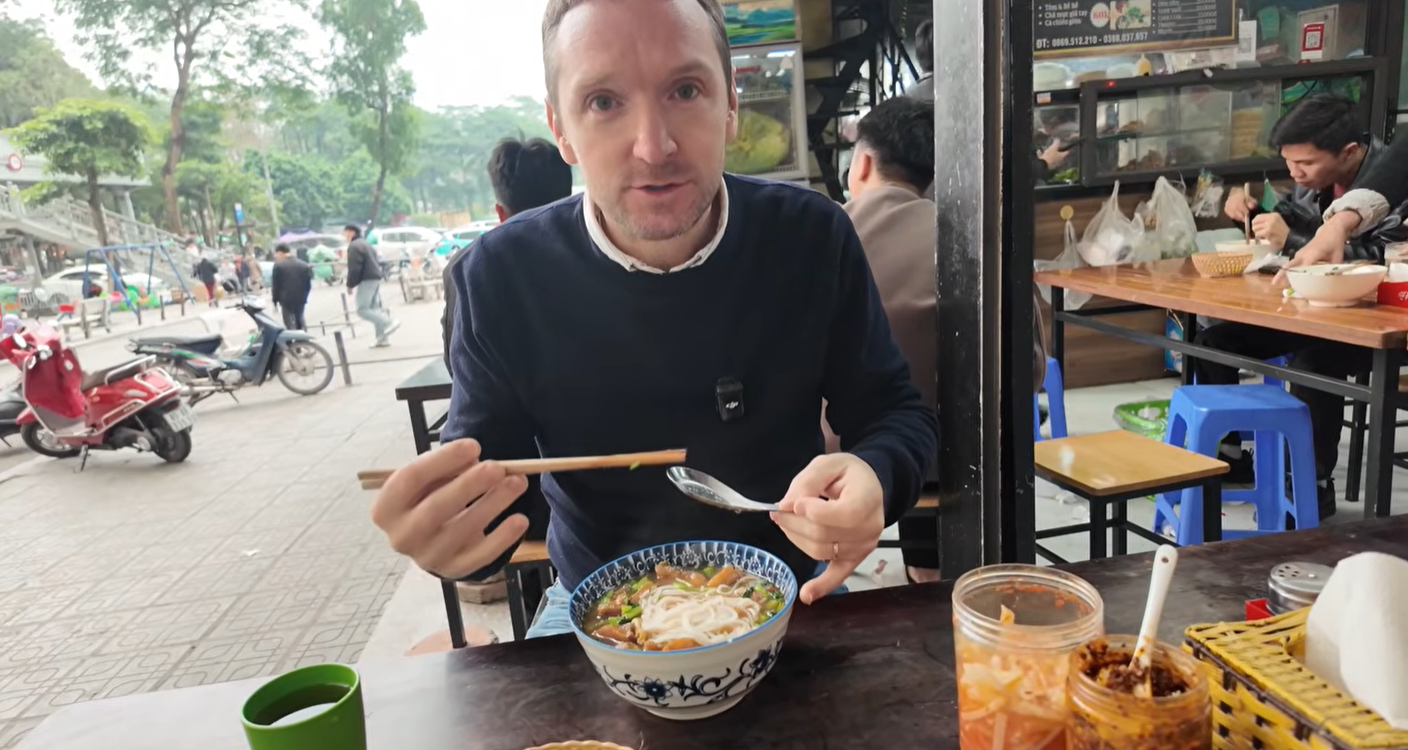 Foreign guest surprised by topping-filled fish noodle dish in Hanoi