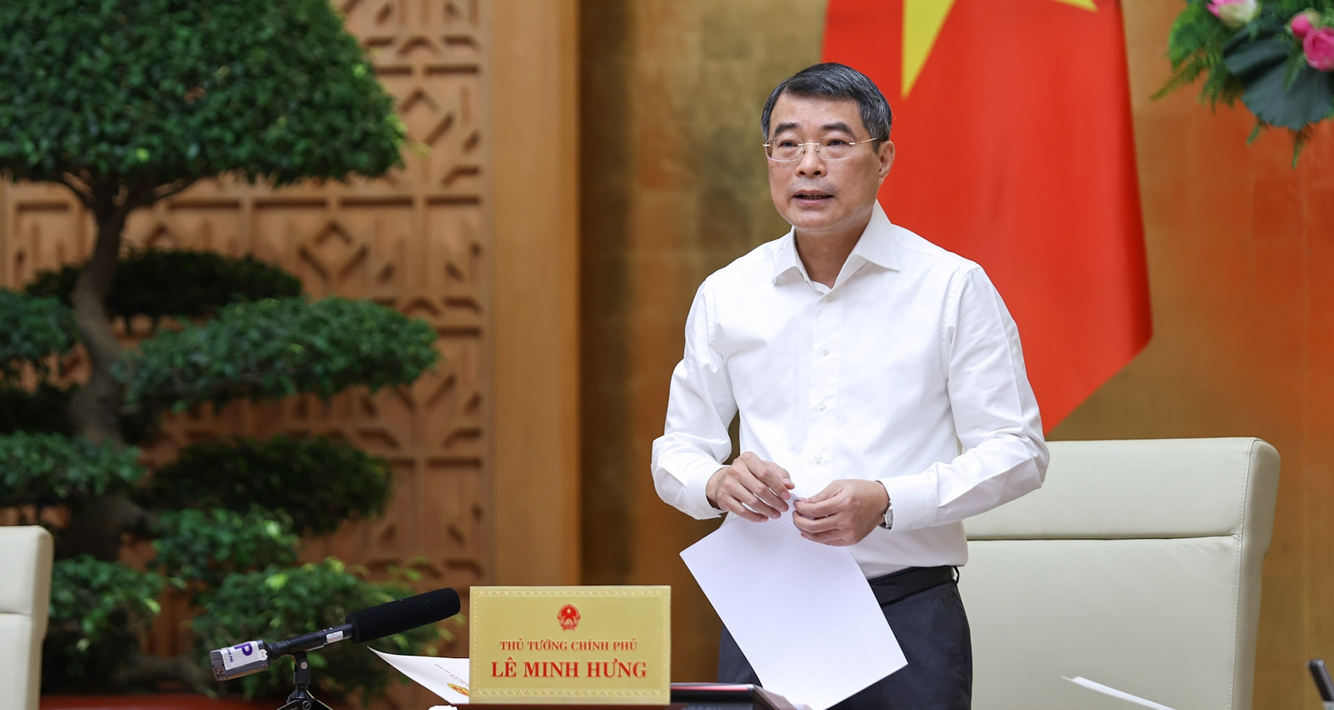 Prime Minister Le Minh Hung chairs first Government Standing Committee meeting