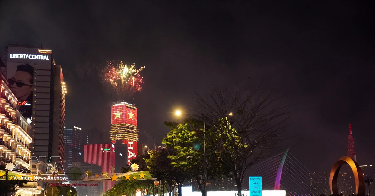 HCMC dazzles with fireworks marking 51st anniversary of national reunification