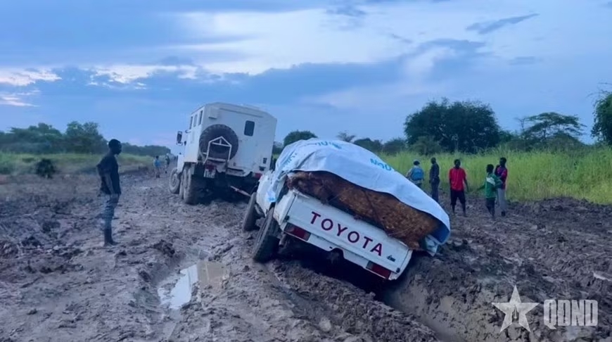 Vietnam's Engineering Unit Rotation 4 has made plans to repair and upgrade roads damaged by landslides following heavy rains and floods. (Photo: qdnd.vn)