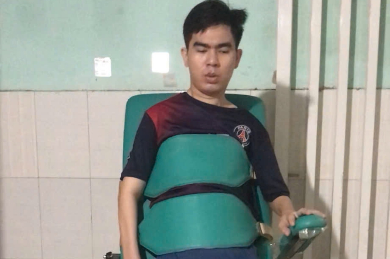 Young wife heals paralyzed husband in An Giang with love