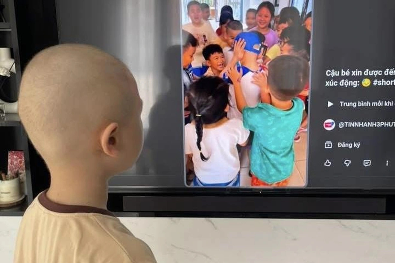 Touching moment as classmates hug 8-year-old cancer patient