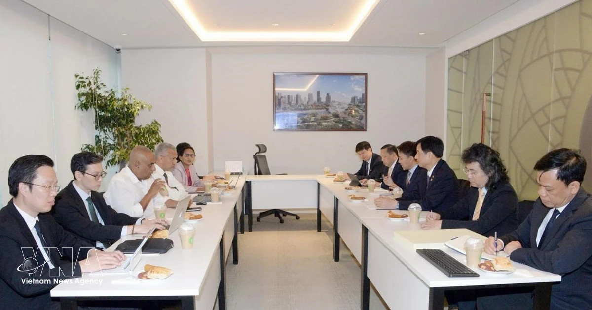 Vietnam studies Colombo smart port city model