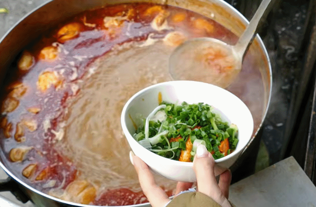thumb khach nhat an bun bo hue 1.gif