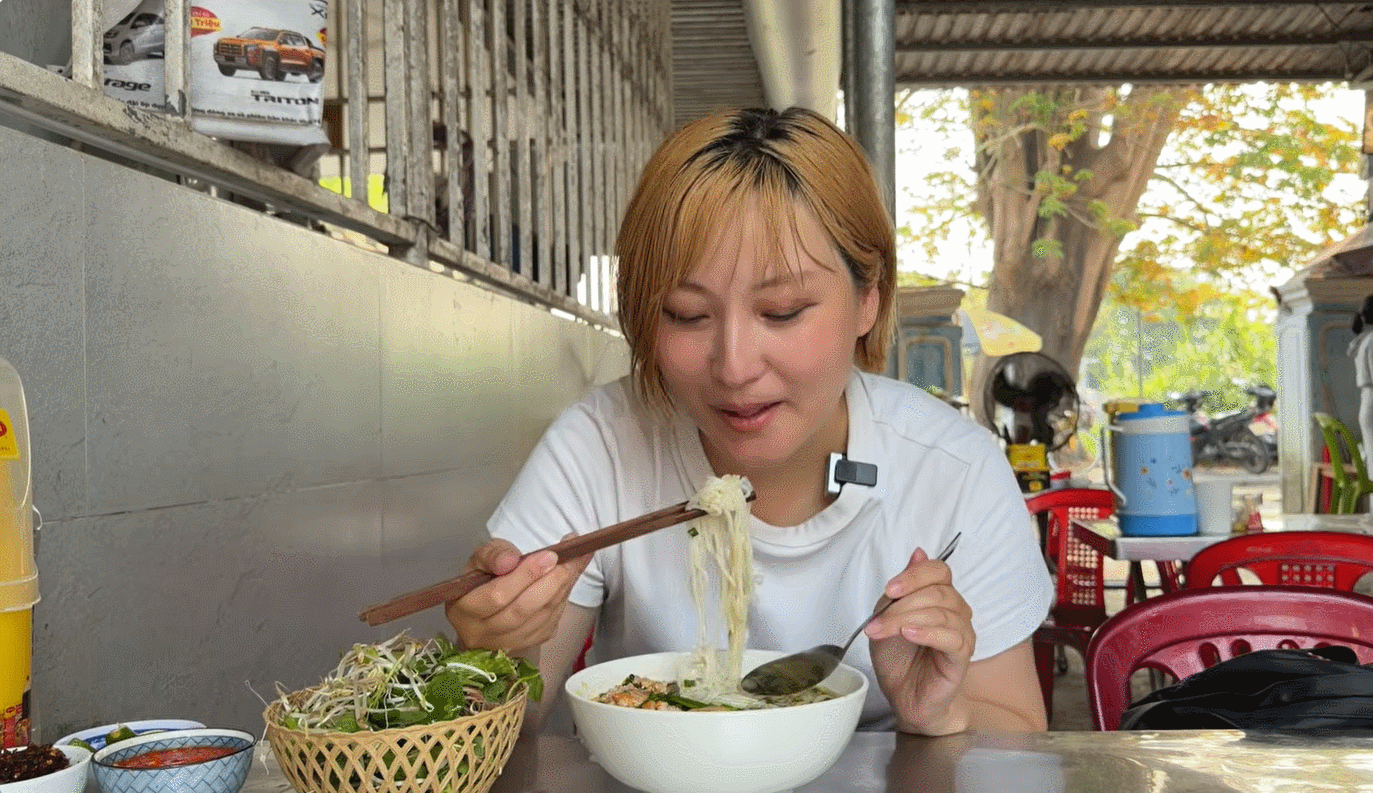 thumb khach nhat an bun bo hue 0.gif