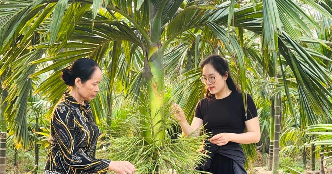 University valedictorian returns to countryside to build thriving farm