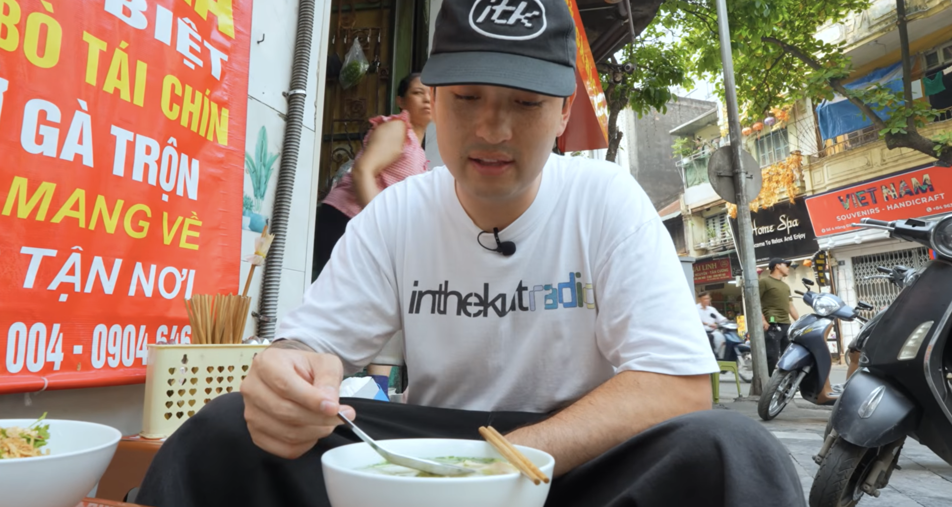 American tourist tries six pho dishes in Hanoi and discovers a surprise