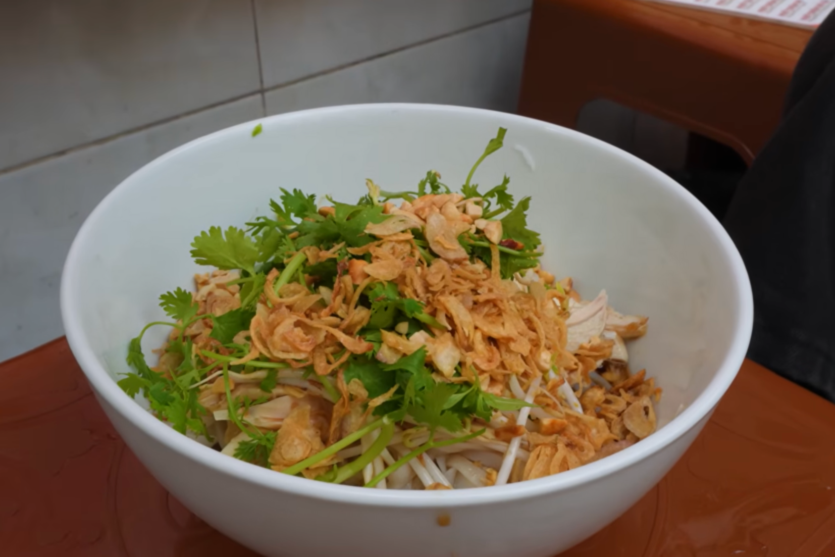 https://static-images.vnncdn.net/vps_images_publish/000001/000003/2026/5/14/khach-my-thu-6-mon-pho-ha-noi-1853.png