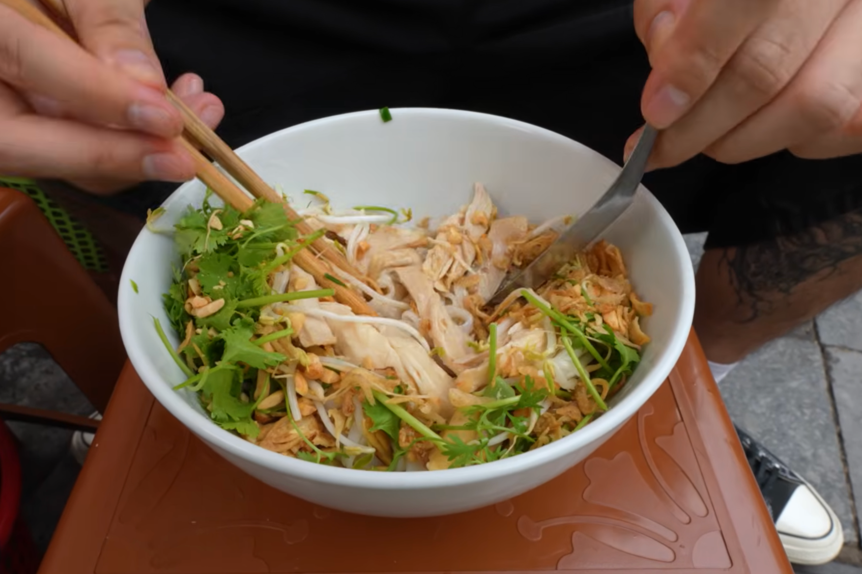 https://static-images.vnncdn.net/vps_images_publish/000001/000003/2026/5/14/khach-my-thu-6-mon-pho-ha-noi-1854.png
