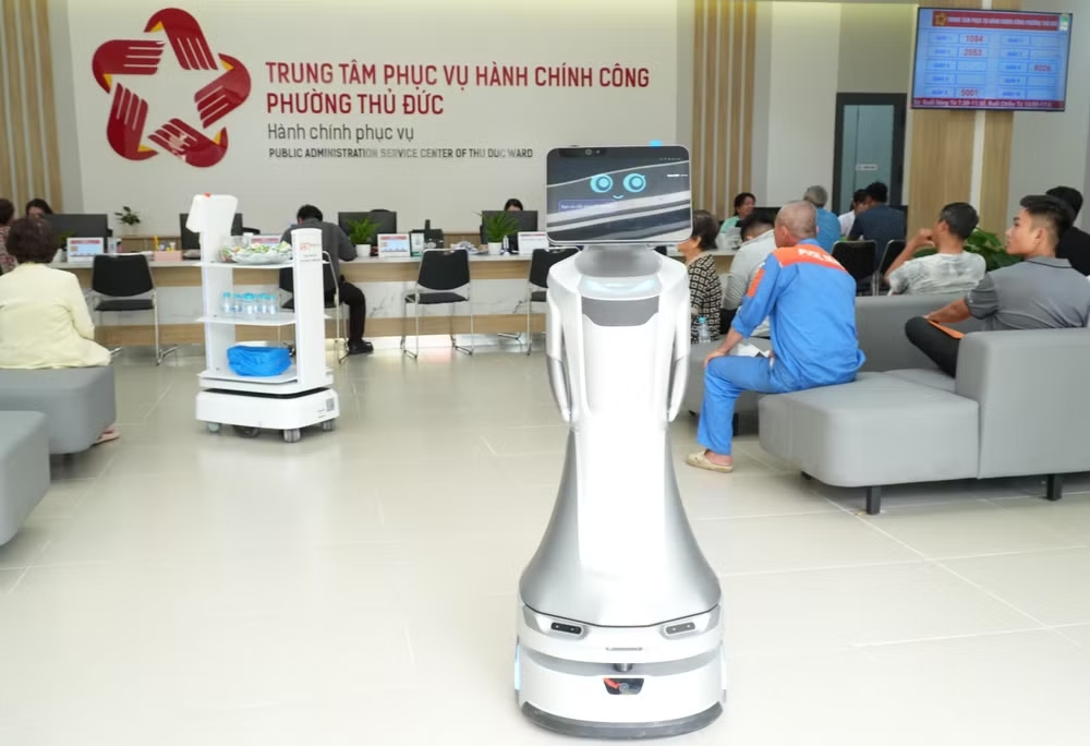 potal-tp-ho-chi-minh-robot-tham-gia-ho-tro-cong-tac-hanh-chinh-cong-8177518.jpg