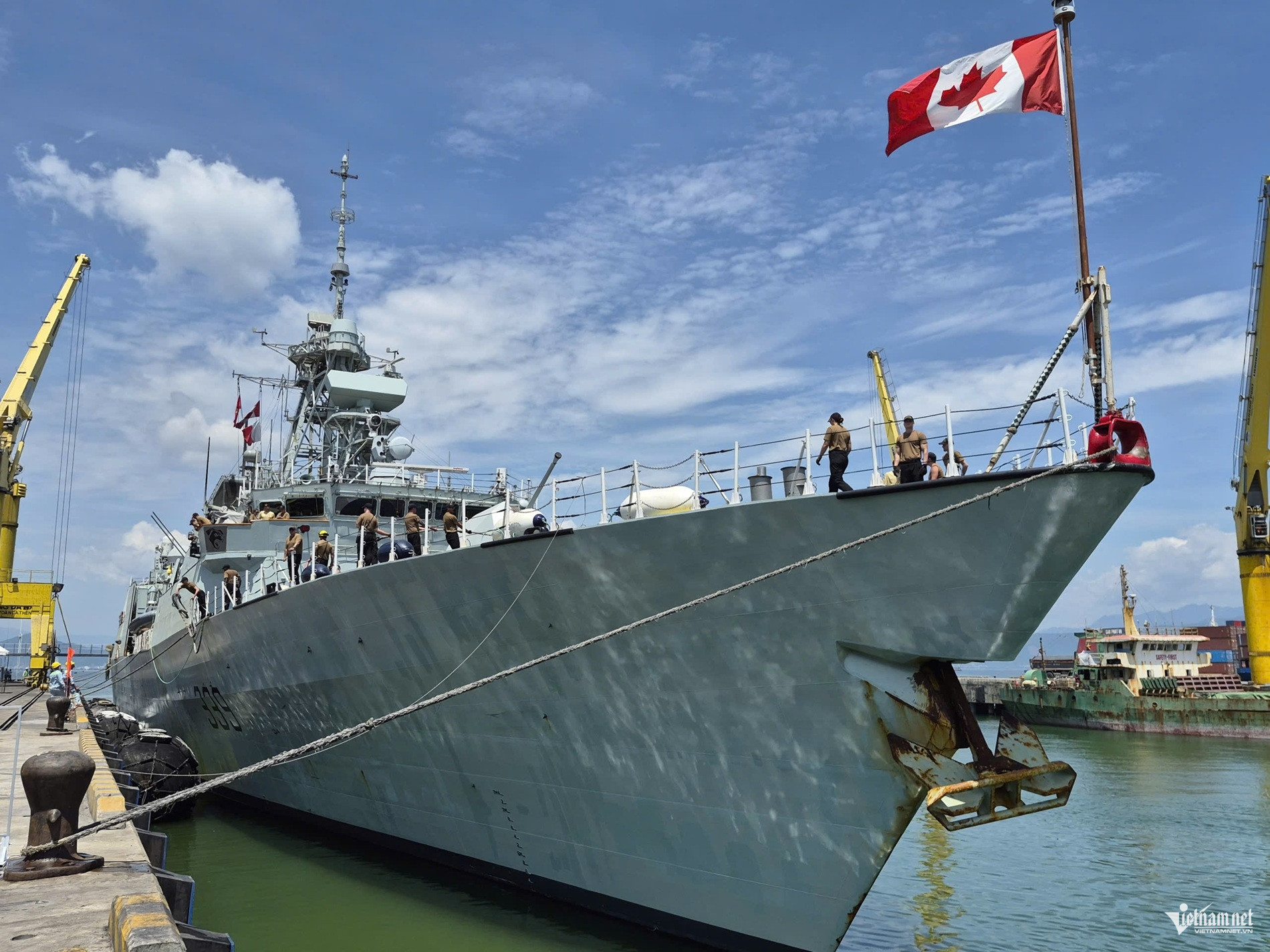 canadian warship4.jpg