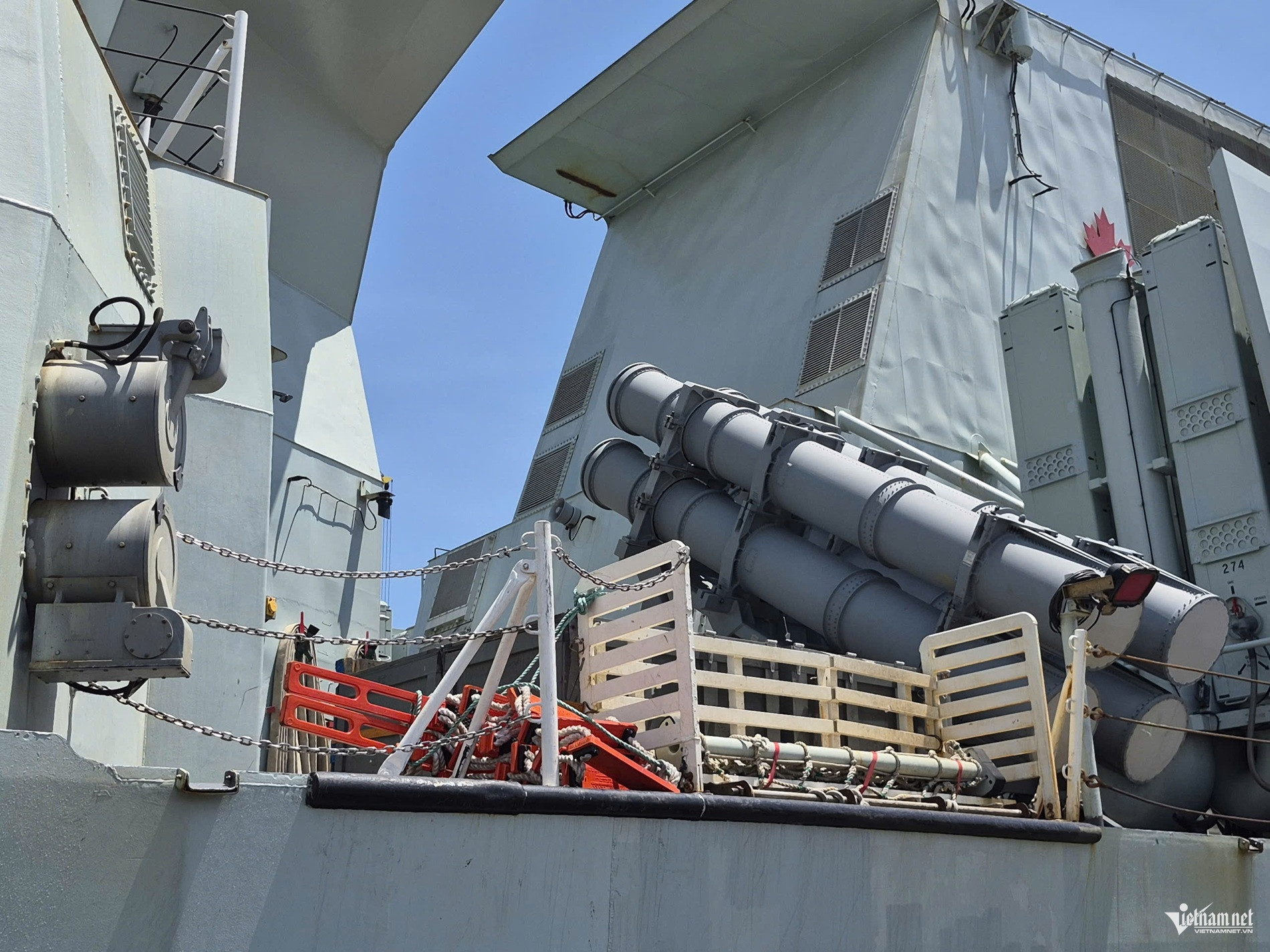 canadian warship7.jpg