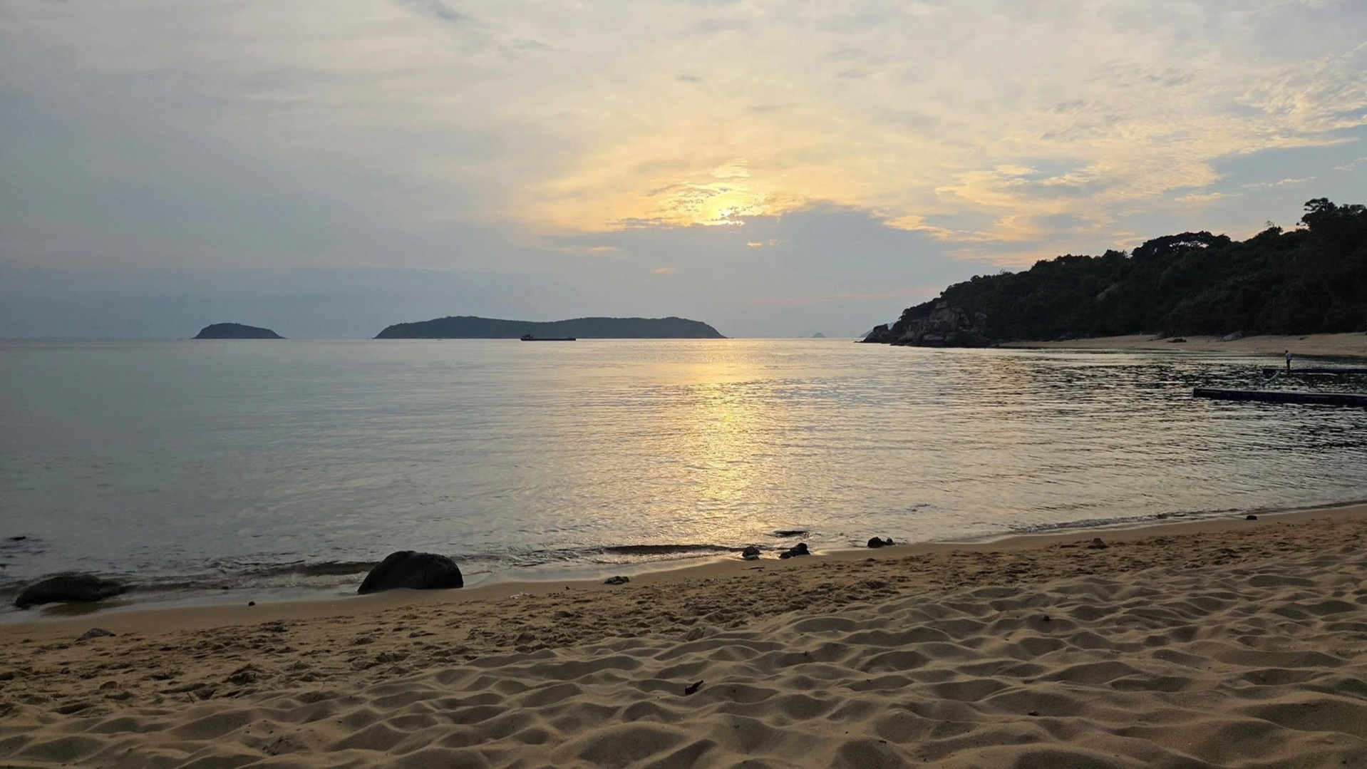 https://static-images.vnncdn.net/vps_images_publish/000001/000003/2026/5/11/khach-tay-me-man-hon-dao-o-mien-trung-quay-lai-3-lan-van-chua-chan-2059.jpg