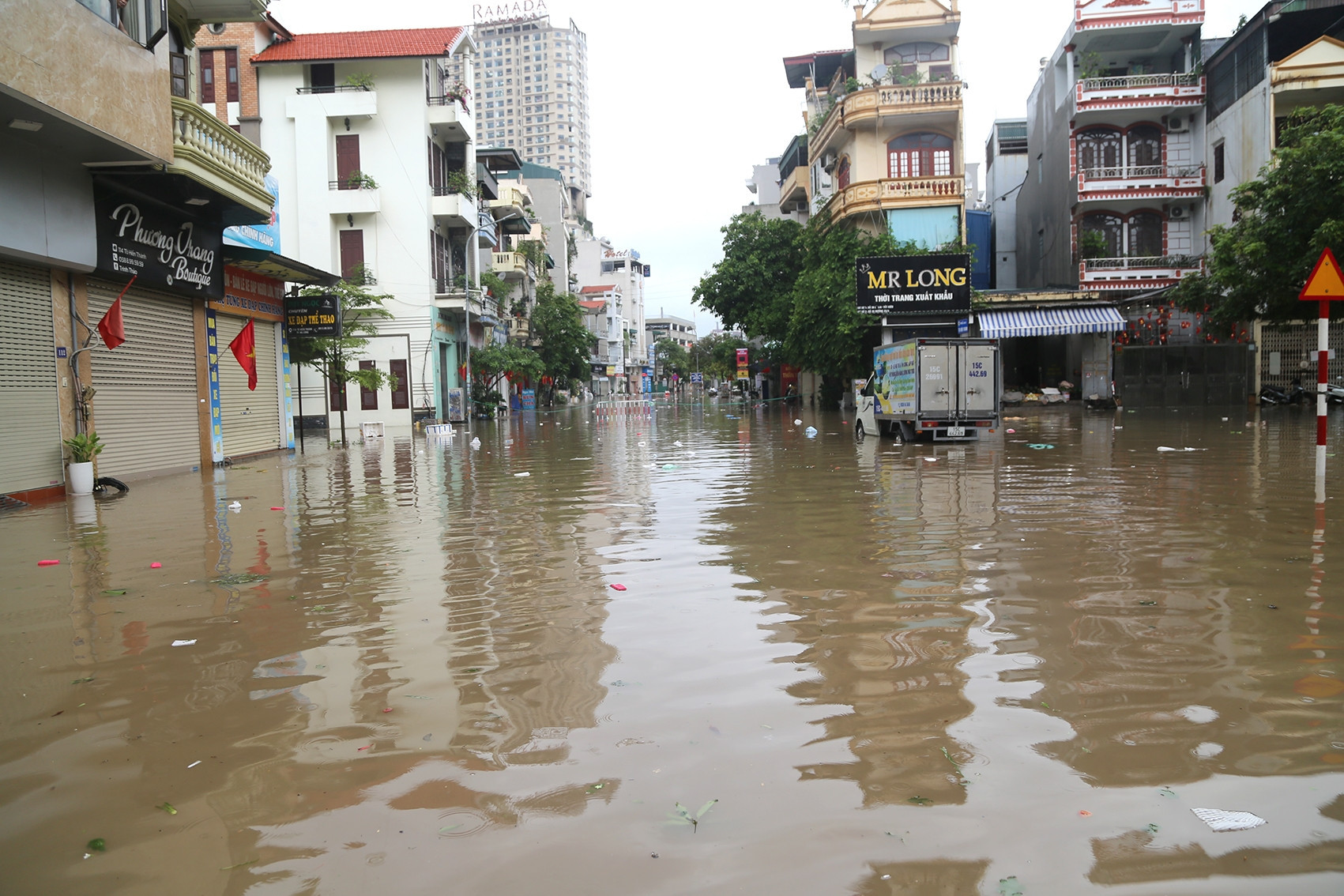 Mưa lớn gây ngập ở trung tâm Quảng Ninh, Hải Phòng, nước tràn cả vào nhà dân