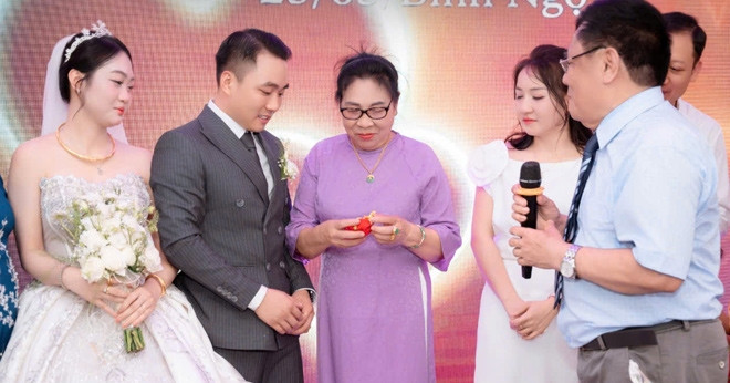Groom receives gold rings kept for 26 years by late father’s brother