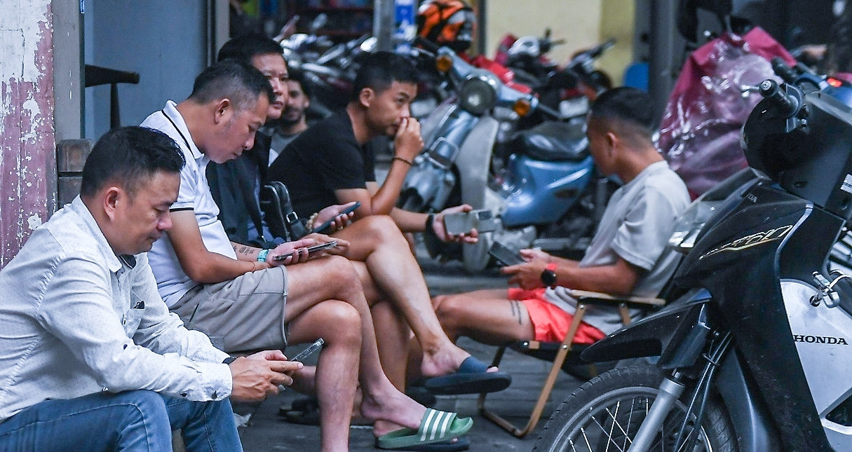 Hanoi faces tough balancing act over sidewalk rental proposal